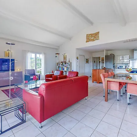 Prázdninový dům 3 Bedroom Stunning In Ecuras